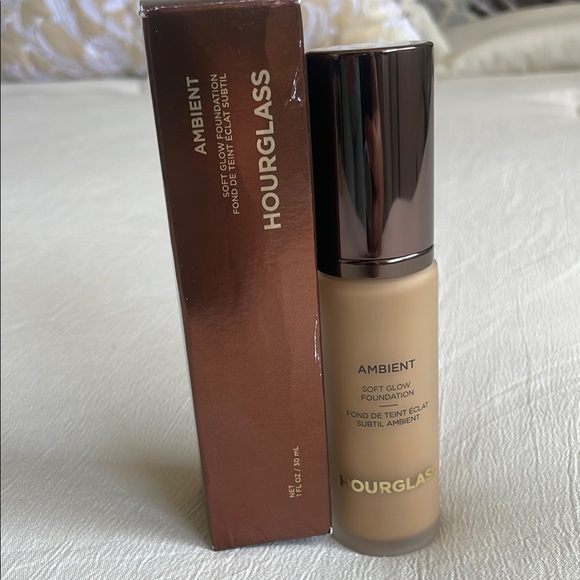 Hourglass Ambient soft glow Foundation-Shade 11 - Picture 1 of 6